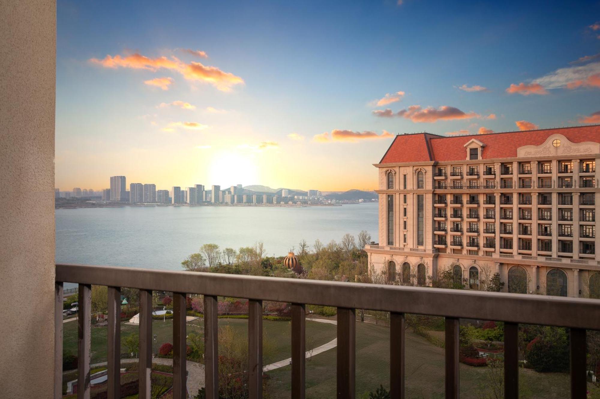 Hotel Crowne Plaza Qingdaoorientalmoviemetropolis By Ihg Exterior foto